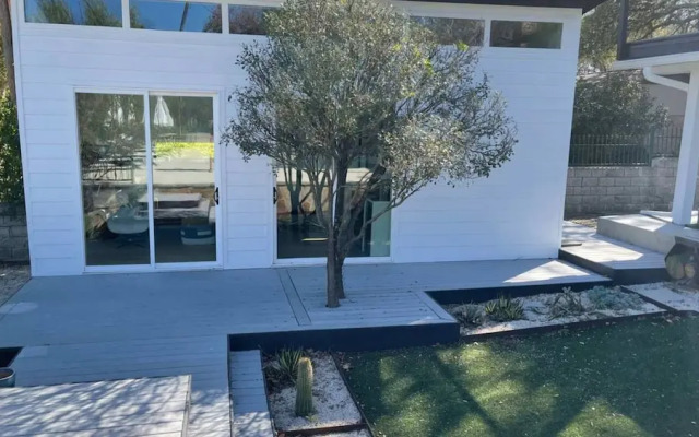 Luxurious Modern Retreat With Private Pool Patio