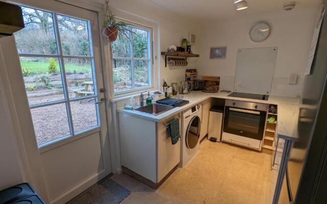 2 Bed Cottage - Sleeps 4 - Garden, Pets, Wifi