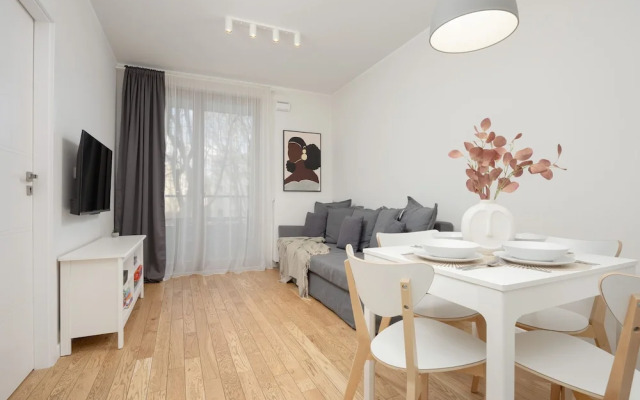 Muranów Apartment Parking by Renters