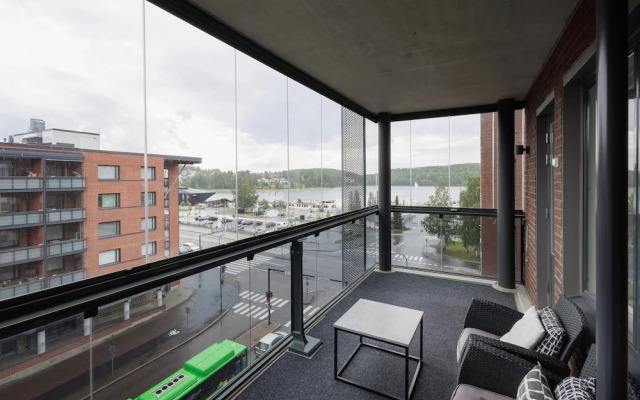 Spacious 2BR Apt - Lake View & Sauna