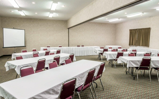 Quality Inn & Suites Des Moines - Merle Hay Road