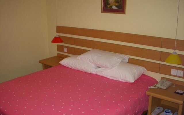 Home Inn (Nanjing Shuiximen Street Mochou Lake Metro Station)