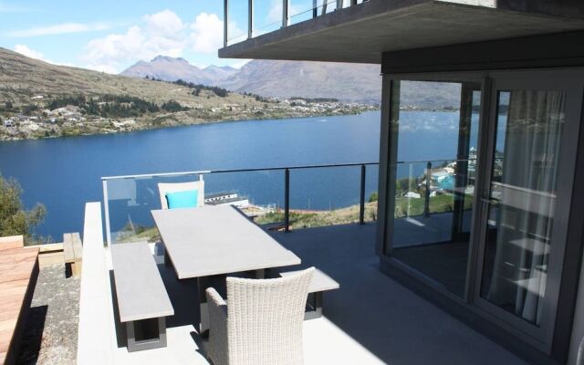 Remarkable Lake View Townhouse Queenstown Hill