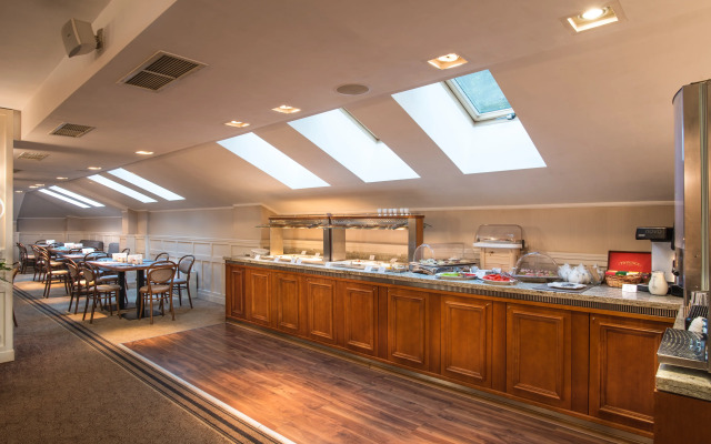 Rosslyn Thracia Hotel