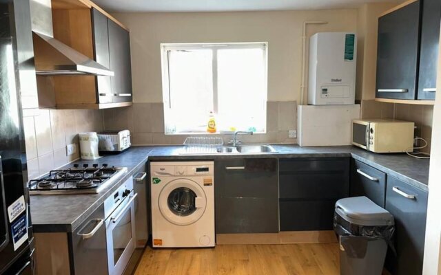 Lovely 2 Bedroom Family Holiday Home in London