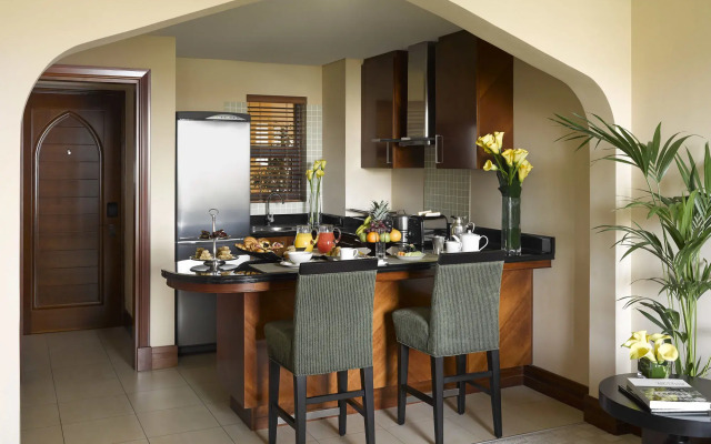 Shangri-La Hotel Apartments Qaryat Al Beri