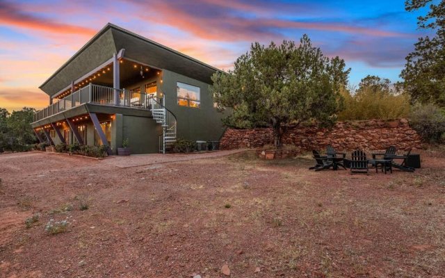 Close to Fresh Creek! Sleeps 12 ~ Amazing Views w/Serene Open Space ~ Hot Tub + Game Room ~ Trails outside