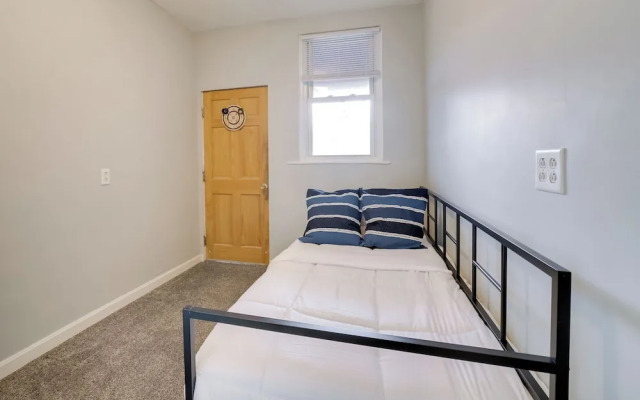 5 Mi to Dtwn: Pittsburgh Apt w/ Balcony