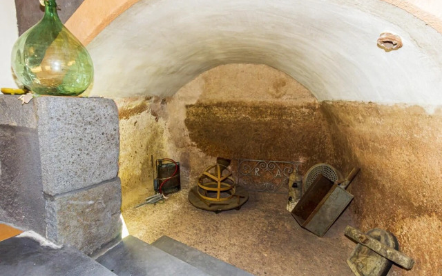 Al Palmento - Ancient Sicilian Millstone at the Foot of Etna