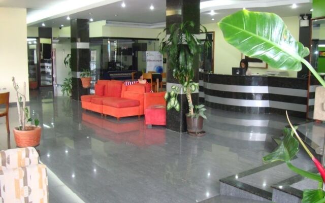 Mon Cricket Hotel