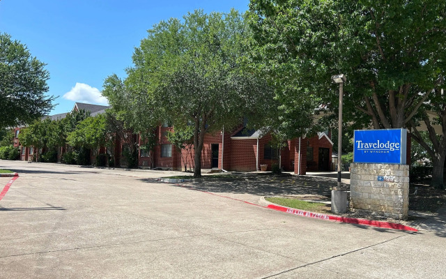 Travelodge by Wyndham Arlington/Dallas Area