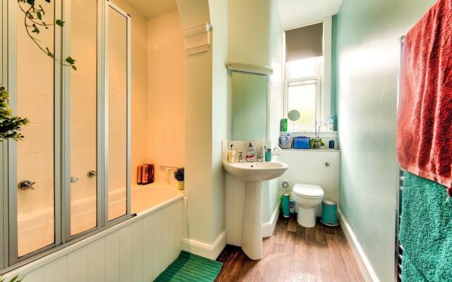Bright and Airy Apartment in Canonmills