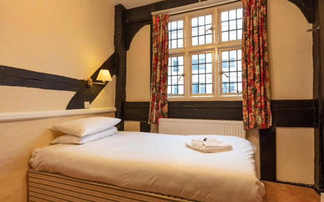 The New Inn by Roomsbooked