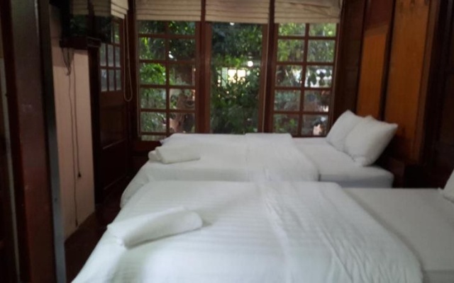 Ruean Mai Chai Khlong – Guest Rooms – Amphawa