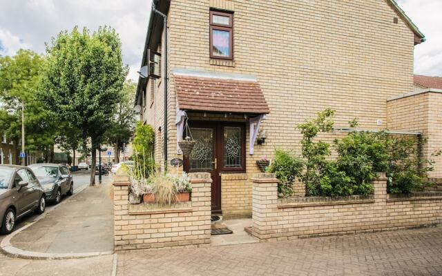 Spacious 3 Bedroom in South East London With Garden