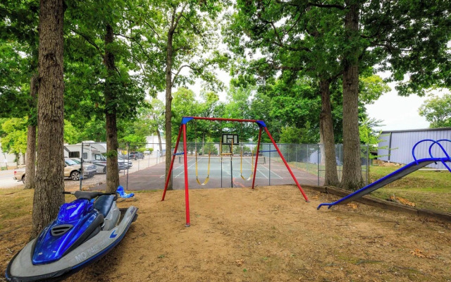 Pool Days & Water Fun Await: Lake Ozark Escape!