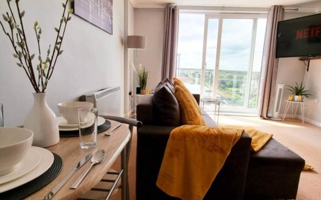 ⭑ Staywelcome- Stylish Apartment Near Heathrow, Skyline Views ⭑
