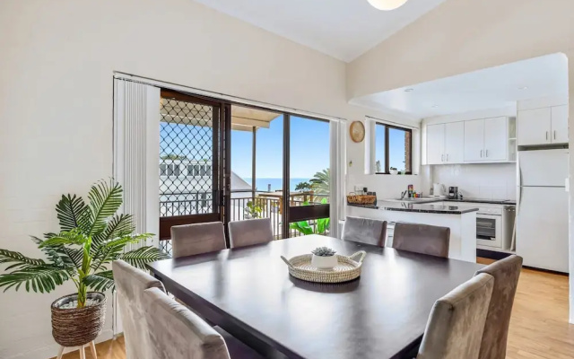 Quaint 2-bed Beach Abode With Ocean Views