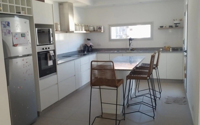 Casa Amplia, Luminosa con Parrilla!