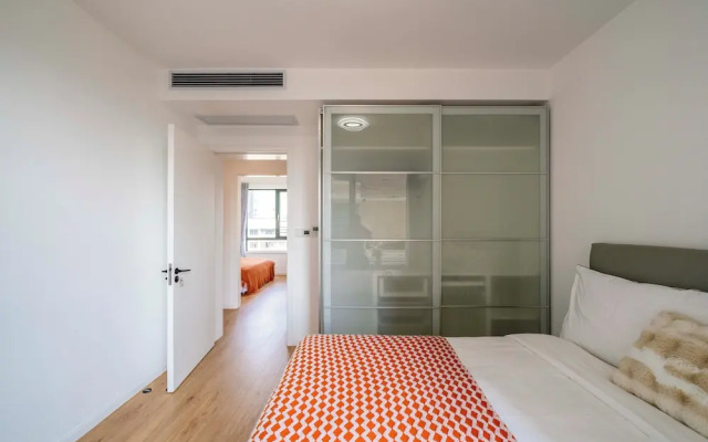 Tyms 4BR 2BA Apt Novel Garden