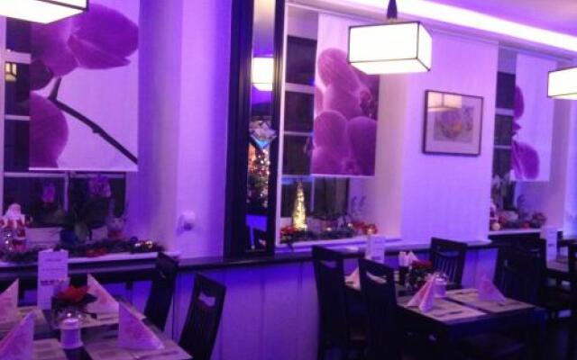 Yumi Hotel Sushi-Steaks & Friends