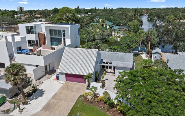 Tropical Siesta 2 Bedroom Home by RedAwning