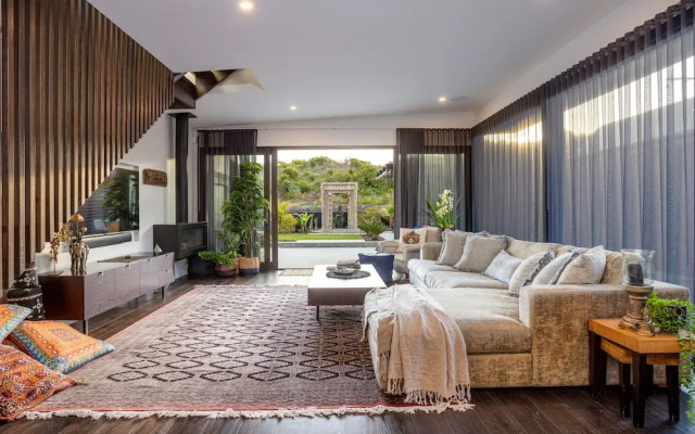 Shambala Dana: Beach and pool