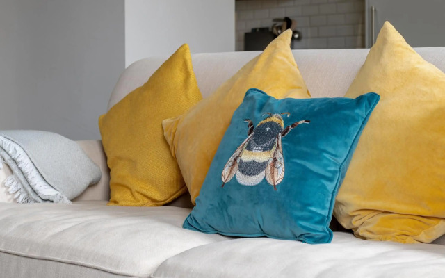 Georgian 3 Bed 3 Bath Central Apartment & Parking