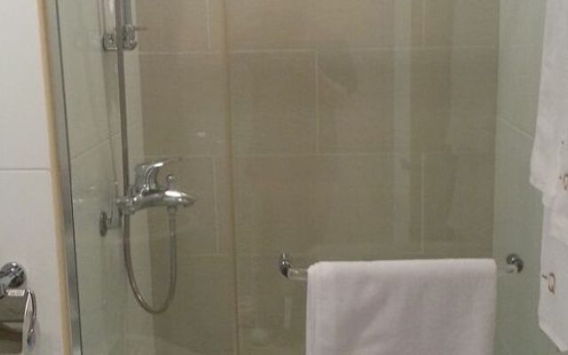 TEN-Q Residence MAPO