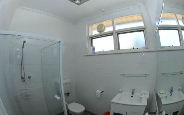 Glenelg Holiday Apartments-Ellis
