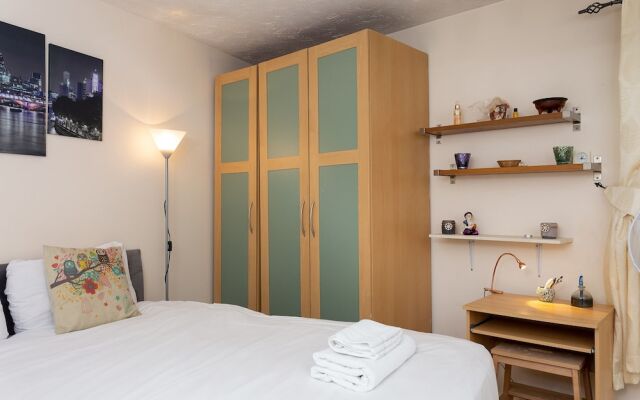 3 Bedroom Flat Near Canary Wharf