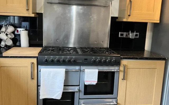 4 bed bungalow near Airport