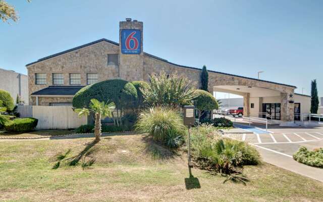 Motel 6 Dallas, TX - Forest Lane