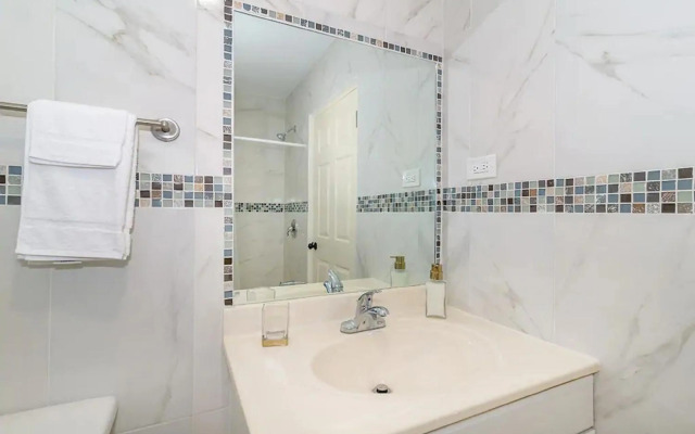 New 3-bed on Hip Strip, Beach access, Sleeps 8