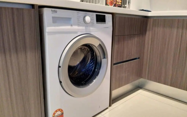 HB1614 ,Cyberjaya, Lake view, WiFi, Netflix, Free Parking, Gym, Swimming Pool, Basket Ball Court, Family play area – Guest Rooms – Cyberjaya