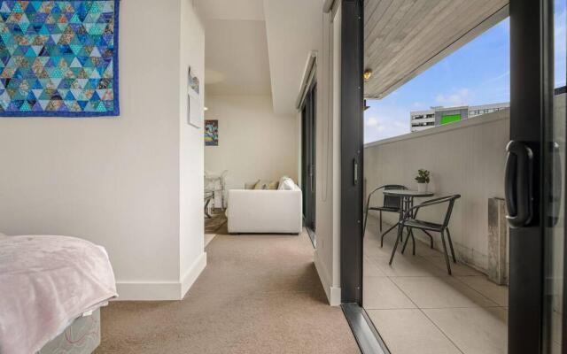 Bright & Modern Auckland Cbd Apartment