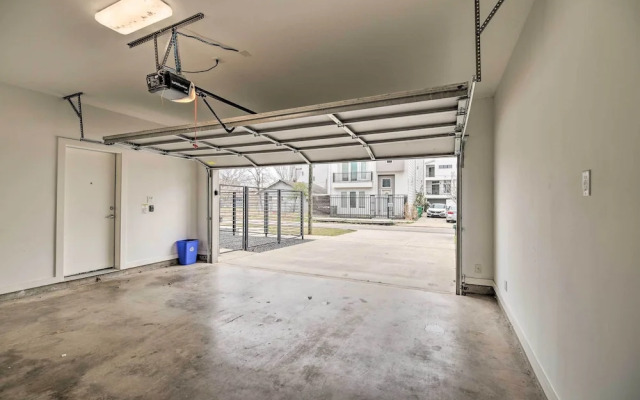 Downtown Houston Townhome w/ Balcony + Yard!