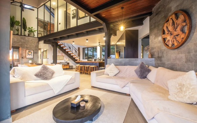 Luxurious 6BR Clifftop Villa, 5 Minutes to Bingin