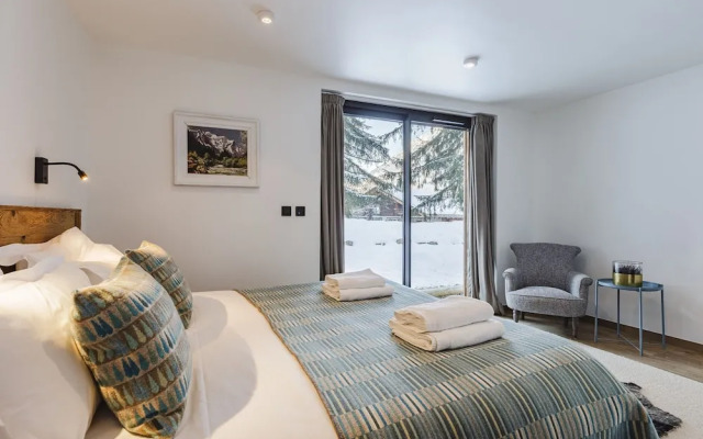 Chalet Black Squirrel Luxury Retreat With hot tub Sauna