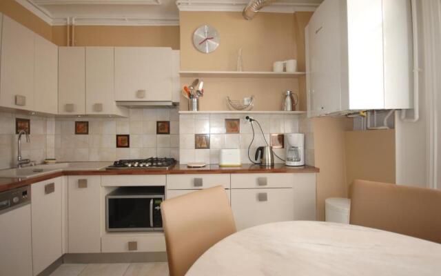 Two-Bedroom Apartment Champs-Elysées