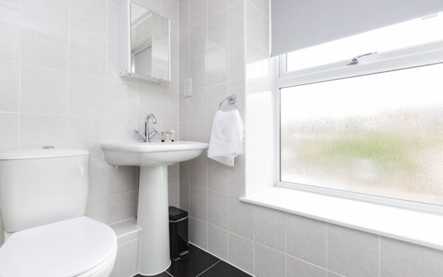 "Sunny Terrace, 3bed House In Maidstone"