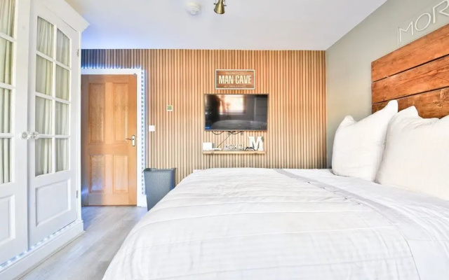 Modern 5-bed Retreat With Parking