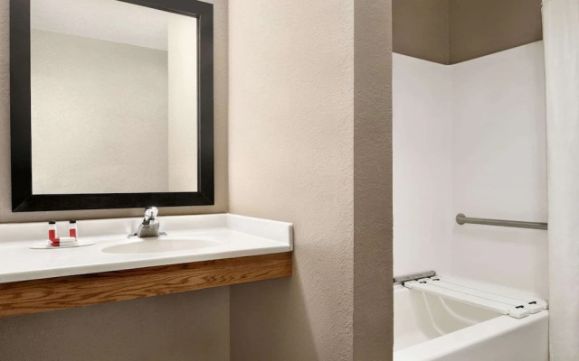 Super 8 Akron S/Green/Uniontown OH