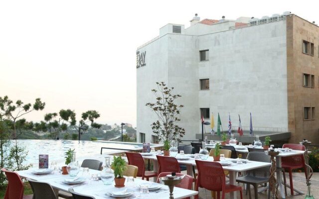 The Ray Hotel & Studios