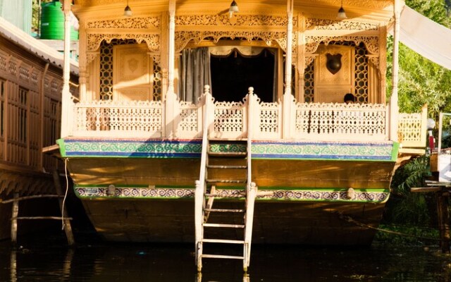 Kharpalace Group of House Boat