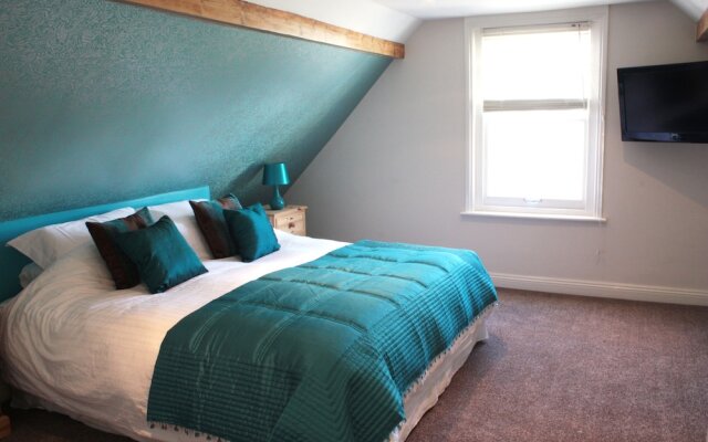 8 Bedroom Beach House, in Bournemouth and hot tub