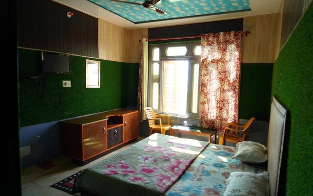 Shri Anand Hotel Berinag