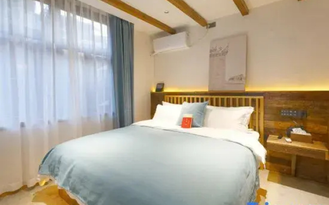 Phoenix Ancient City Mountain Ye River View Homestay