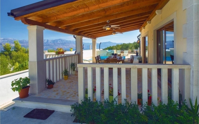Holiday house Anabella - open swimming pool: Supetar, Island Brac