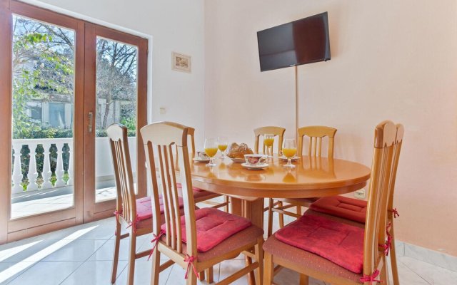 Beautiful Apartment in Petrcane With Wifi and 2 Bedrooms